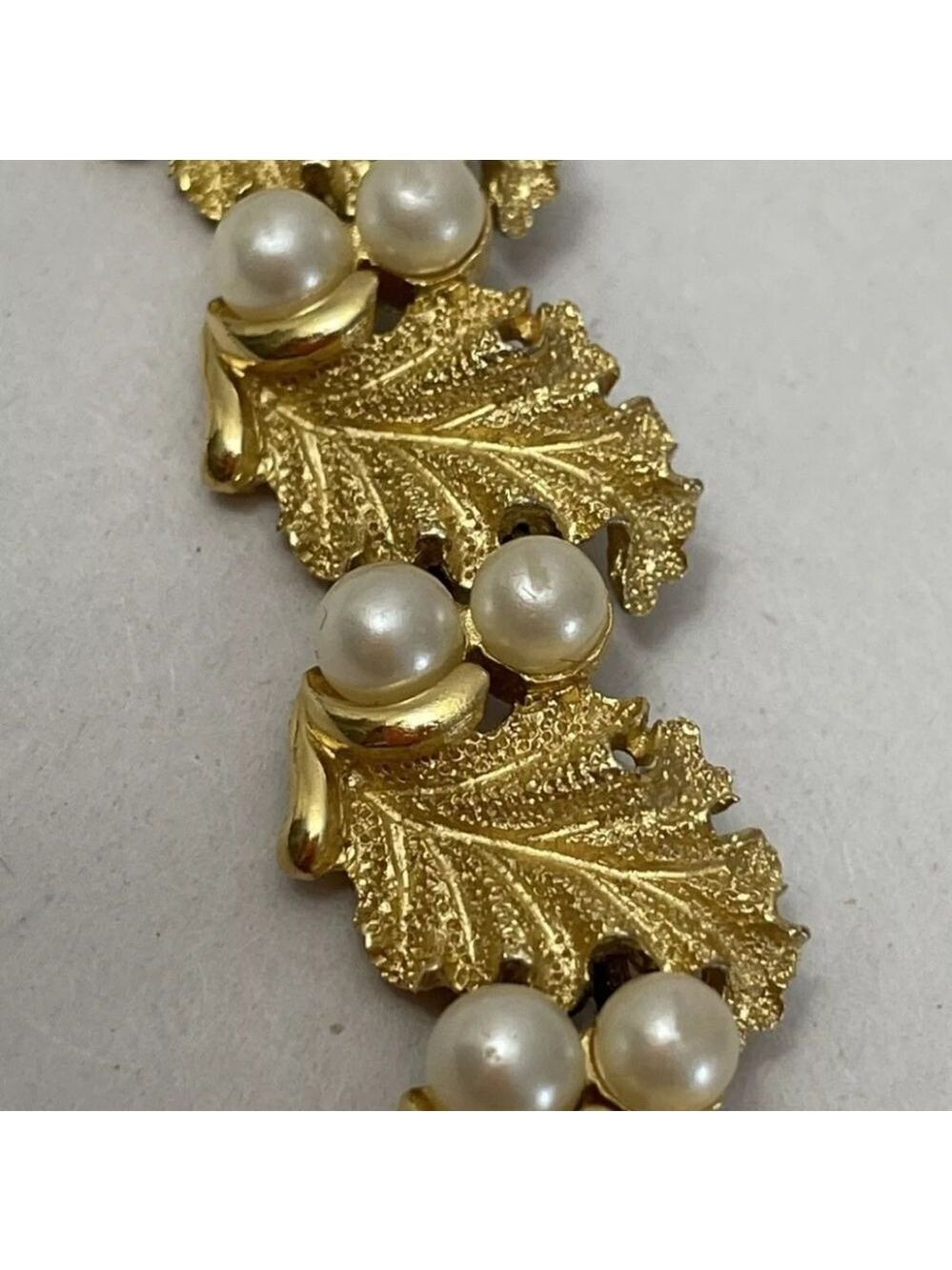 TRIFARI BRUSH GOLD LEAF & PEARL LINK BRACELET VTG - Picture 5 of 8